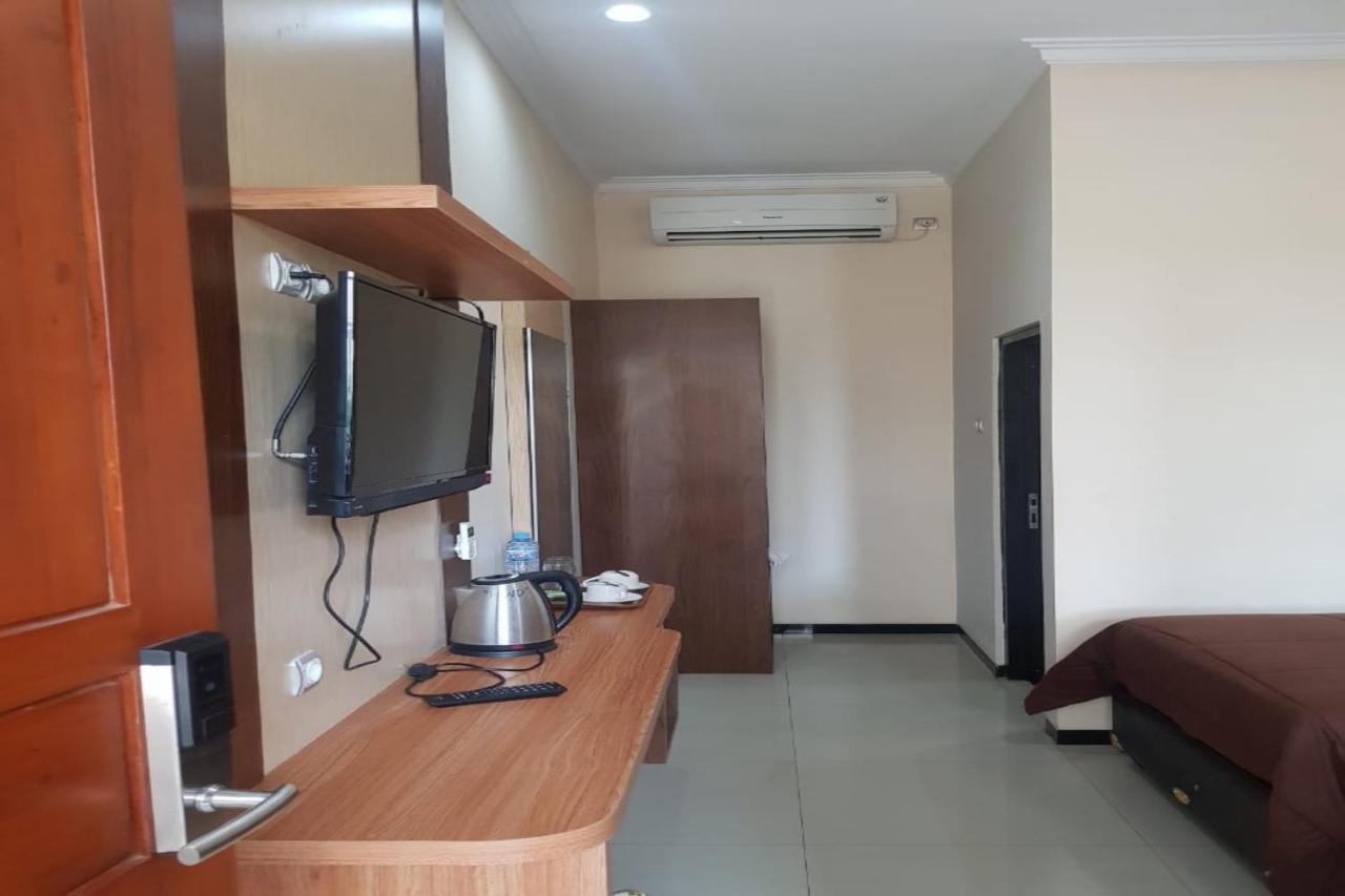 OYO 2671 Wisma Djaja Syariah Bojonegoro Bagian luar foto